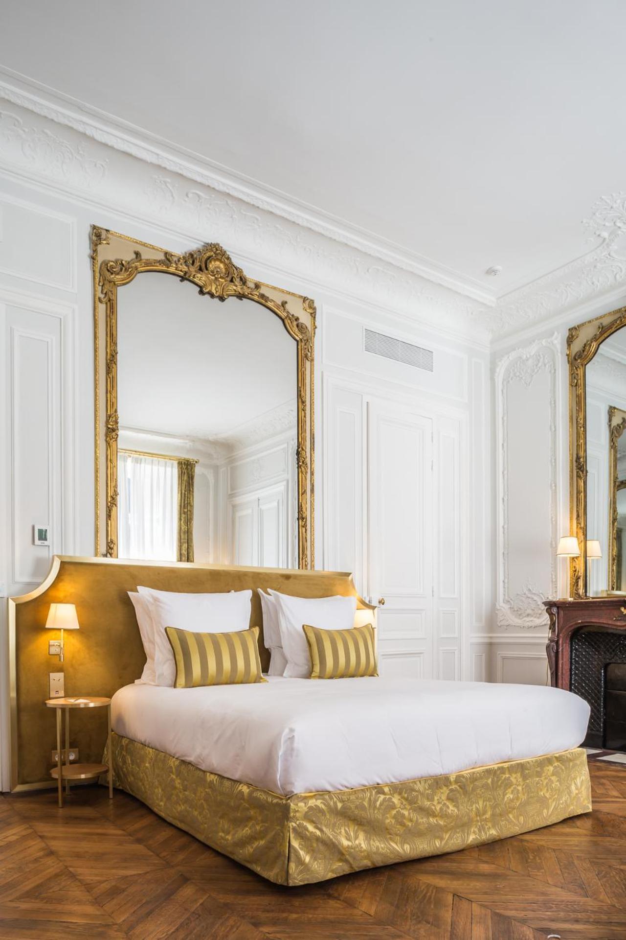 Hotel Alfred Sommier Paris Ngoại thất bức ảnh A bedroom at the Hôtel de Crillon
